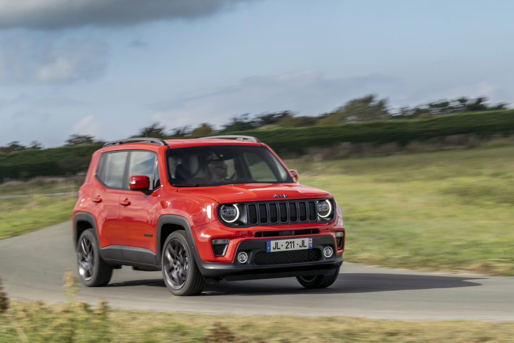 Jeep Renegade rouge éclatant, prête à conquérir les routes de montagne de la Drôme Ardèche, symbole de liberté et d'aventure.