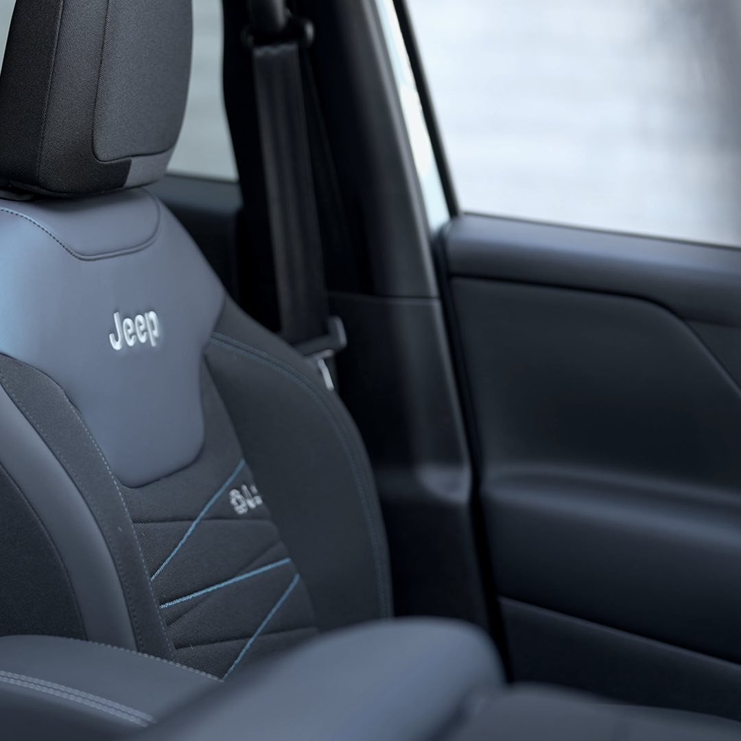 Intérieur luxueux de la Jeep Renegade, mettant en valeur des sièges en cuir confortables et un tableau de bord sophistiqué.