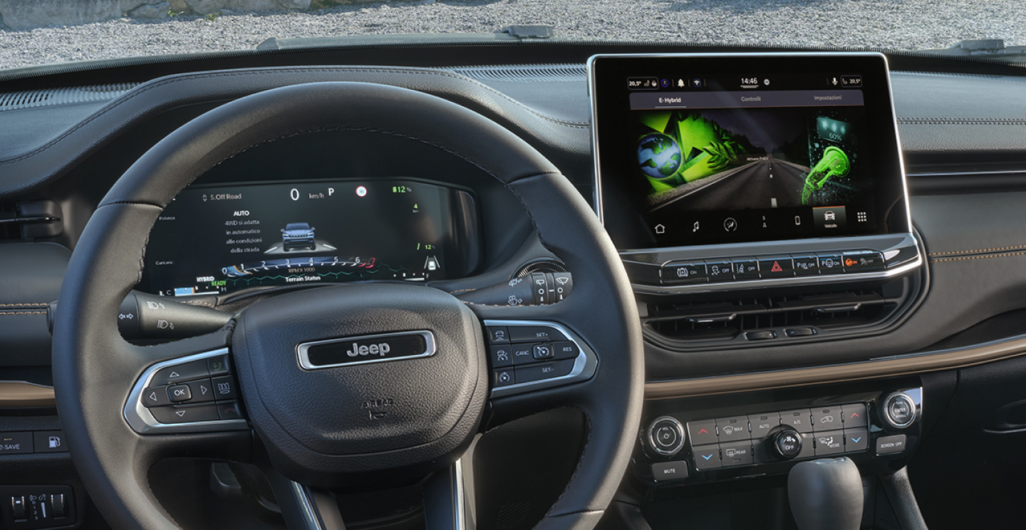 Cockpit du SUV Jeep Compass mettant en vedette le volant multifonction, le tableau de bord numérique et le système d'infodivertissement à écran tactile.