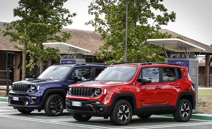 Deux Jeep Renegade garées à une station de charge, montrant l'engagement de Jeep vers une conduite durable en milieu urbain à Valence, Drôme Ardèche.