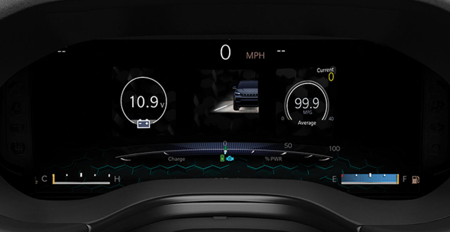 Tableau de bord numérique avancé de la Jeep Compass affichant des indicateurs de performance et d'autonomie énergétique sur fond noir.