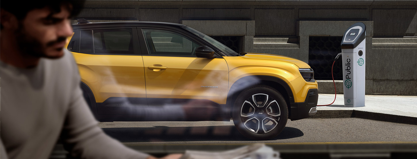Jeep Avenger mettant en avant sa motorisation performante et ses technologies avancées
