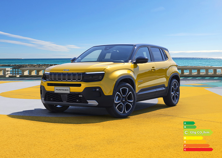 SUV Jeep Avenger jaune stationnée sur un bord de mer ensoleillé, montrant son design moderne et robuste