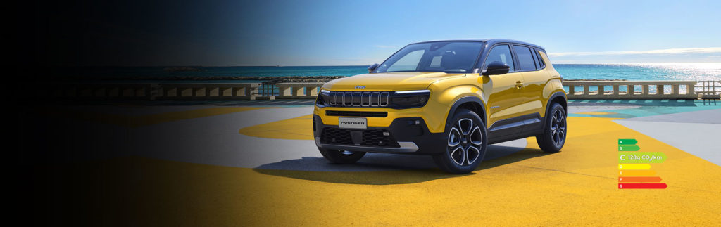 Jeep Avenger jaune stationnée près de la mer sur un parking ensoleillé, mettant en valeur son design élégant et ses performances