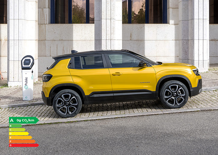 Vue latérale d'une Jeep Avenger jaune, un SUV compact et performant, en train de se recharger à une borne électrique.