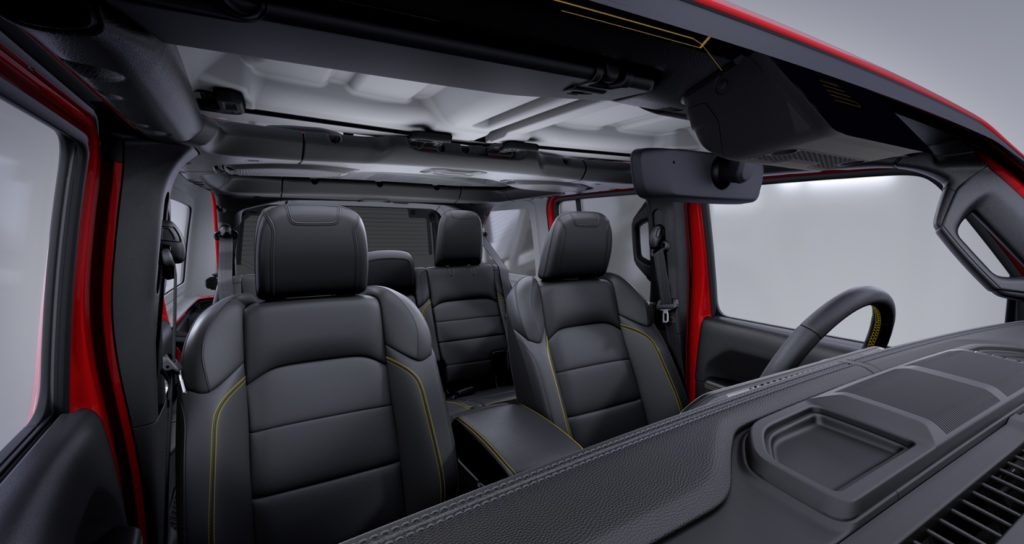 Vue intérieure d'un SUV premium et moderne, montrant un intérieur spacieux et confortable avec des sièges chauffants, un design personnalisable et des technologies de connectivité avancées.