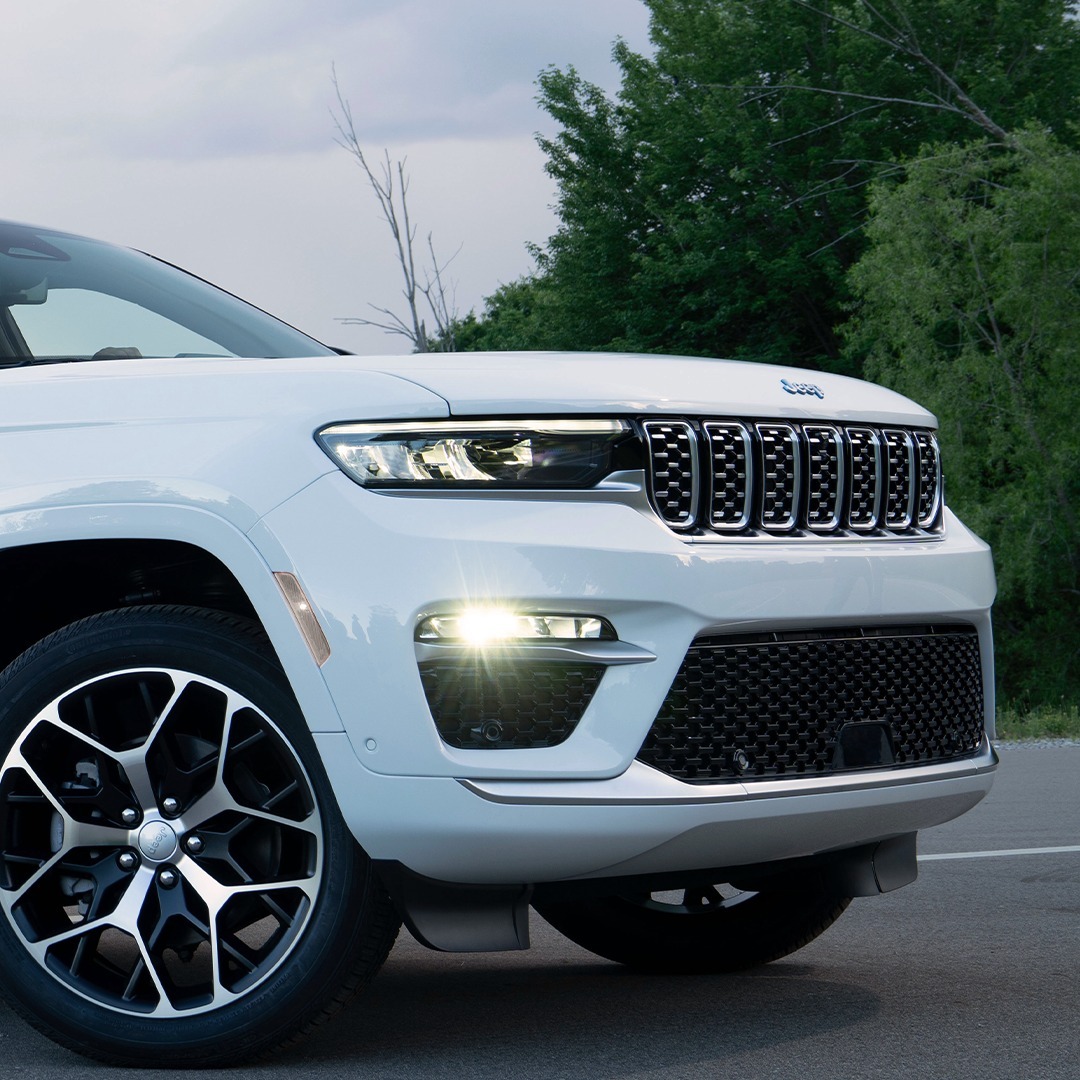 Peut être une image de voiture, jeep et texte
