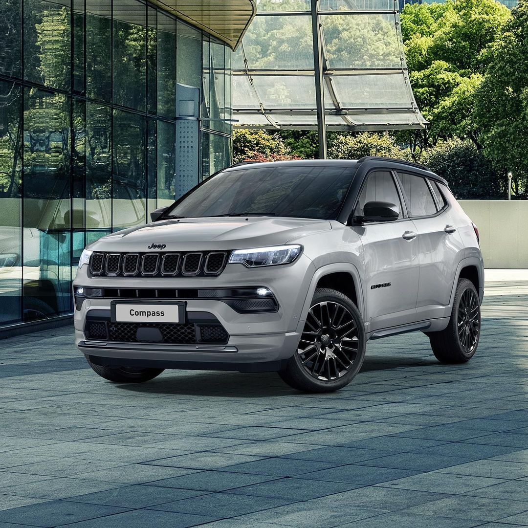 Peut être une image de jeep, route et texte qui dit ’ลุ Compass GHBA’