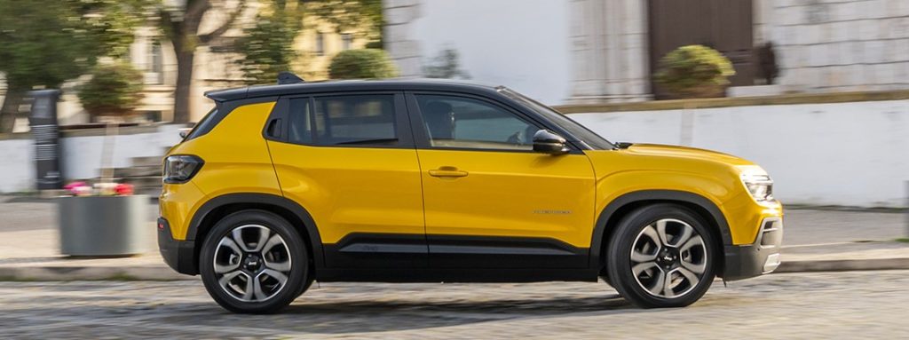 SUV moderne avec motorisation essence, technologies avancées et intérieur confortable