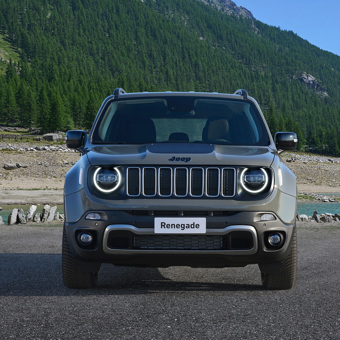 Peut être une image de jeep, route et texte qui dit ’Renegade’