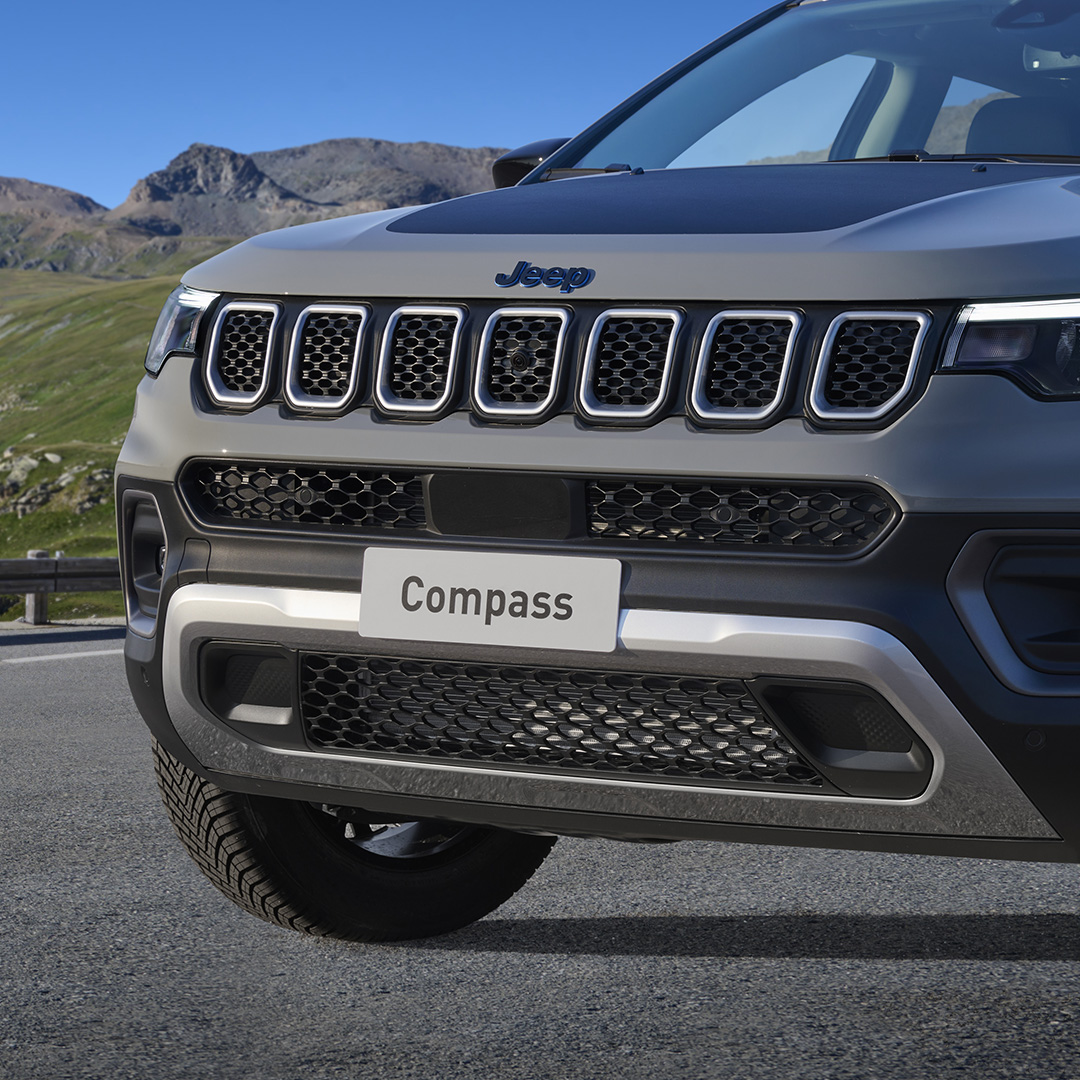 Peut être une image de jeep, route et texte qui dit ’0000000 Compass’