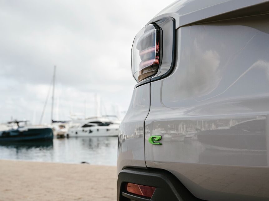 Peut être une image de jeep et voiture