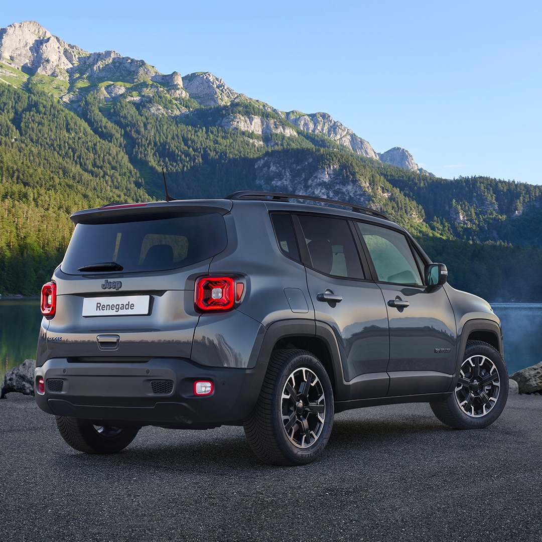 Peut être une image de jeep et texte qui dit ’Renegade’