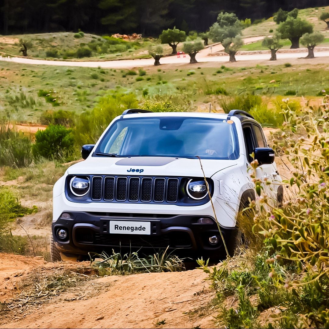 Peut être une image de jeep, route et texte qui dit ’Jeep Renegade’