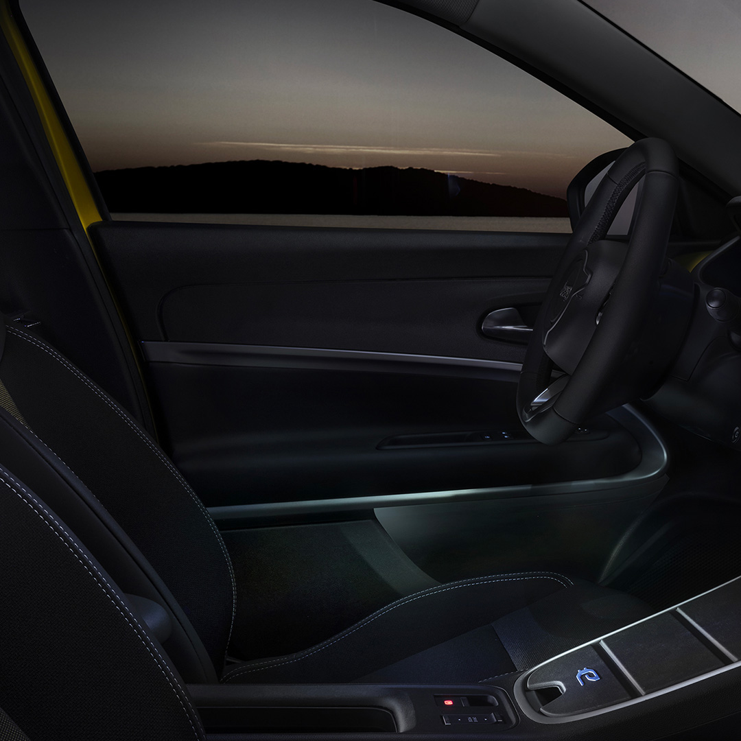 Intérieur moderne et confortable de la Jeep Avenger, mettant en avant des sièges chauffants et une technologie de pointe