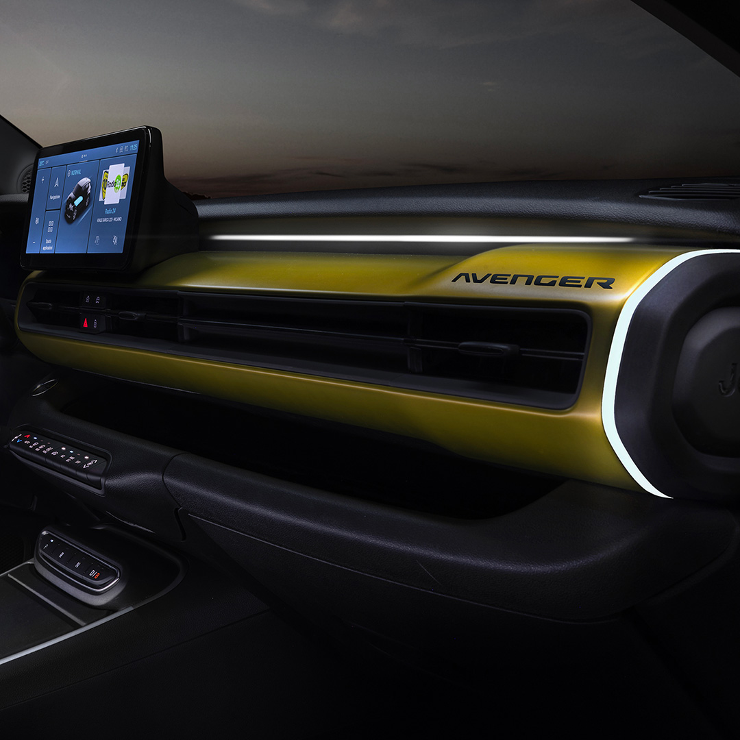 Tableau de bord moderne et connecté de la Jeep Avenger, mettant en avant un design élégant et des fonctionnalités avancées