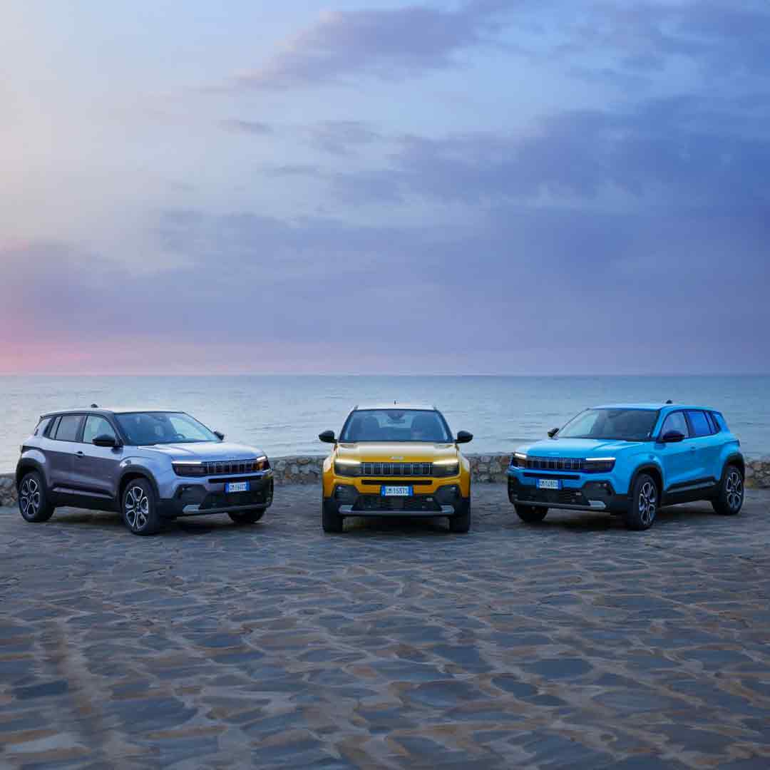 Peut être une image de jeep et texte