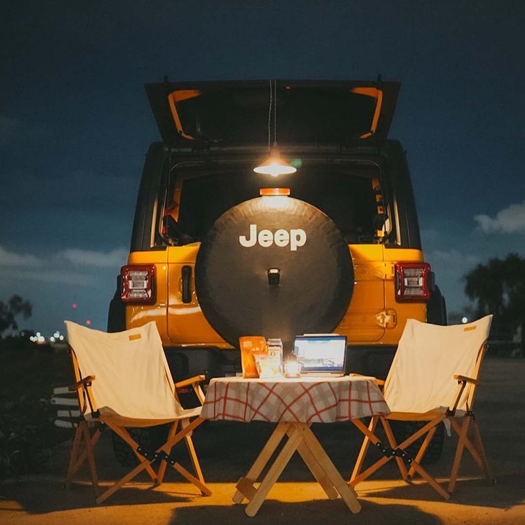 Peut être une image de camping, jeep et texte qui dit ’Jeep’