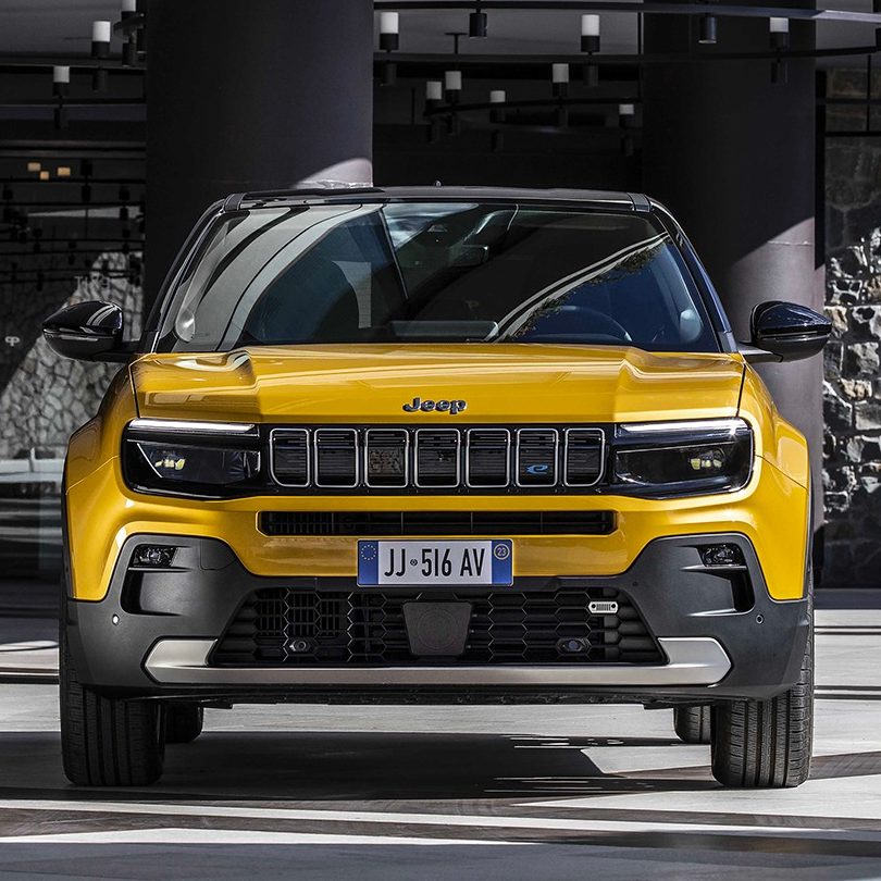 Peut être une image de jeep, route et texte