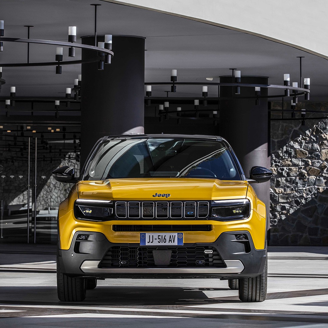 Peut être une image de jeep, route et texte