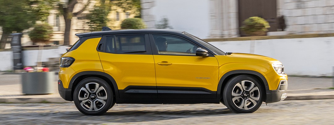SUV moderne avec motorisation essence, technologies avancées et intérieur confortable