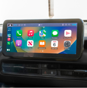 Écran tactile du système de navigation connecté dans l'intérieur moderne d'une Jeep Avenger