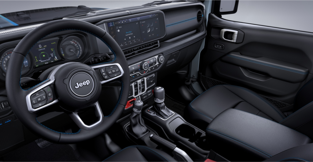 Vue intérieure d'un SUV Jeep moderne, mettant en avant le tableau de bord connecté, le volant multifonctions, et des sièges confortables, illustrant un véhicule performant et personnalisable.