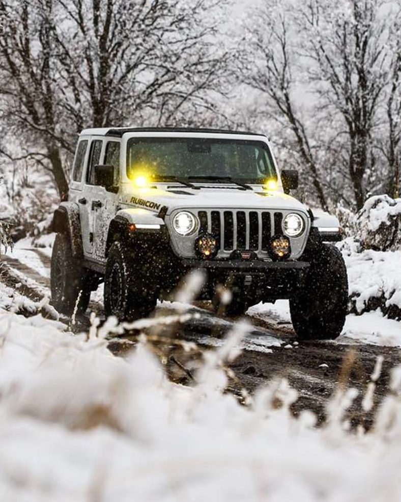 le traineau jeep® est arrive . joyeux noel a tous les jeepers @sage8studiosjeep jeepwrangler jeepwinter sedeplacermoinspolluer