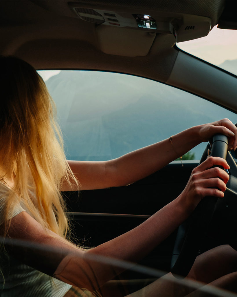 Une femme conduisant une Jeep Avenger, SUV performant et moderne