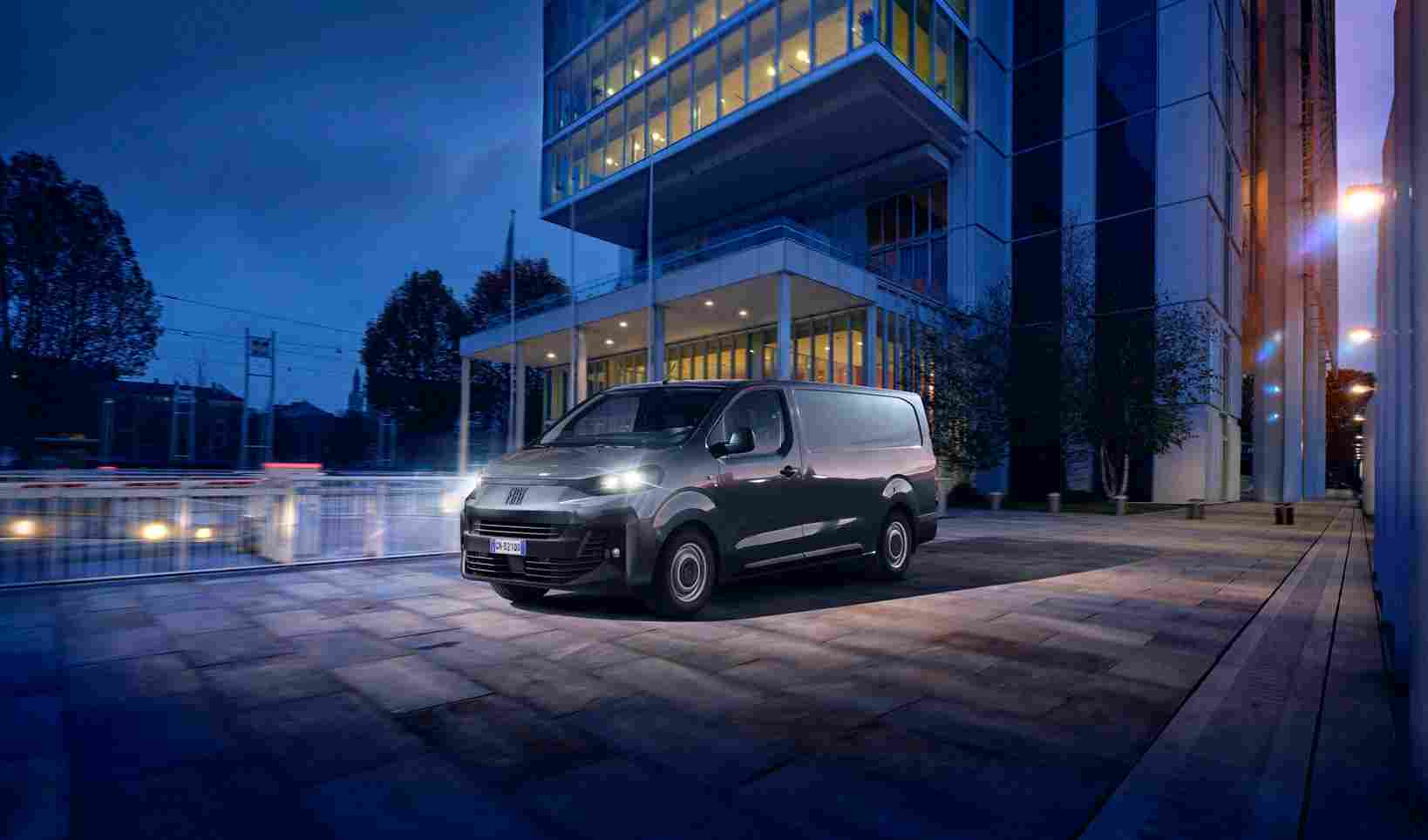 Utilitaire Fiat Scudo d'occasion garé devant un bâtiment moderne en soirée, prêt pour la vente à Valence, Drôme-Ardèche.