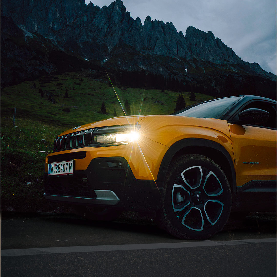 Peut être une image de jeep, voiture, route et texte