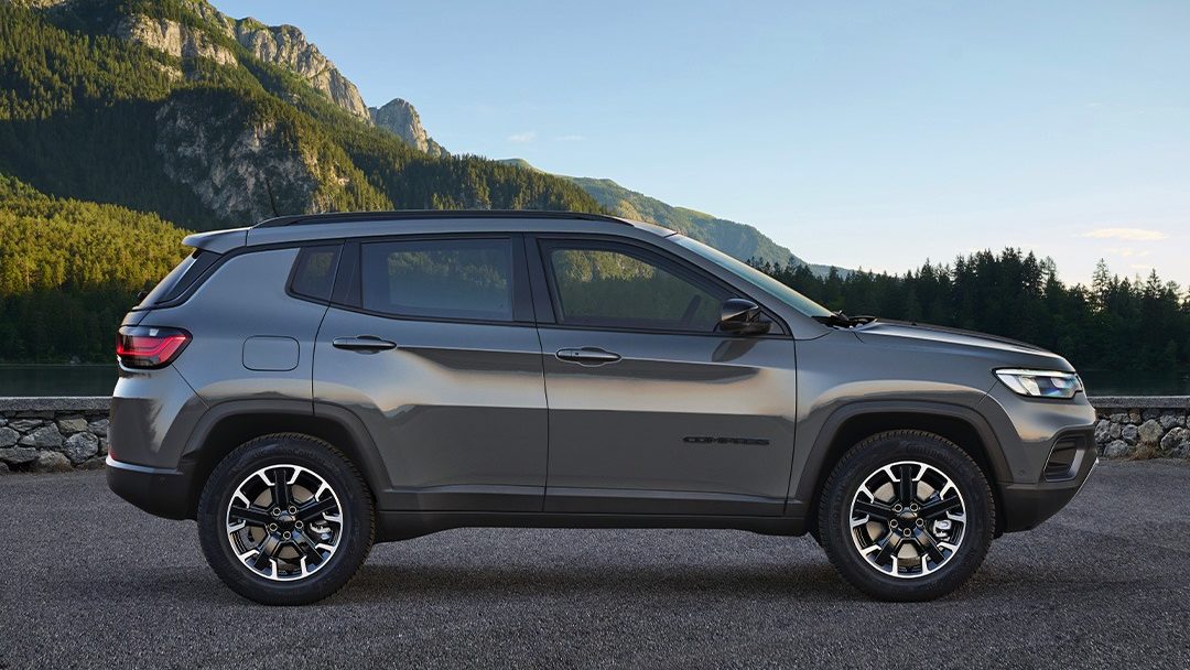 Peut être une image de jeep et route
