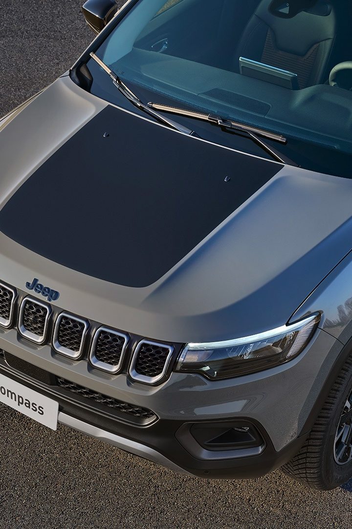 Peut être une image de voiture, jeep et texte qui dit ’Jeep S Compass’