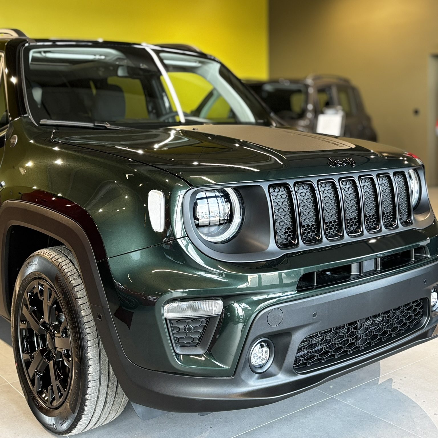 Conseils pour l'achat d'un SUV d'occasion. jeep compass blanc. suv d'occasion confortable et puissant.