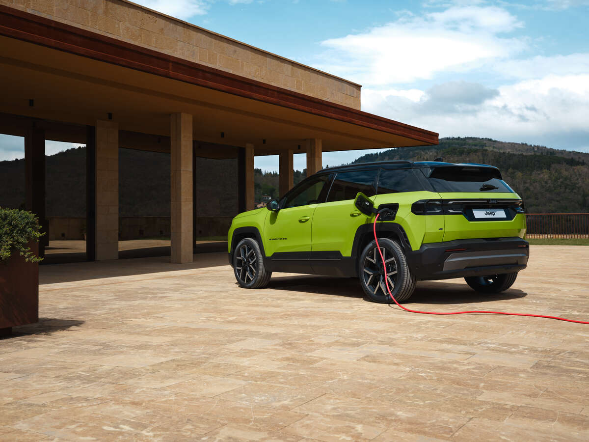 Jeep Compass 2025 vue extérieure, SUV compact et moderne avec design distinctif, performance tout-terrain, et technologies avancées pour une conduite électrique ou hybride rechargeable. valence drome 26000 ardeche 07000 38120