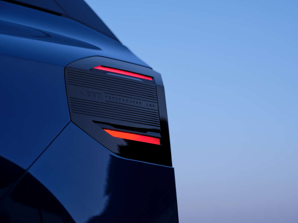 "Jeep Compass 2025 vue extérieure, SUV compact et moderne avec design distinctif, performance tout-terrain, et technologies avancées pour une conduite électrique ou hybride rechargeable."







26000 valence drome rhone alpe romans sur isère 38120 ardeche privas aubenas