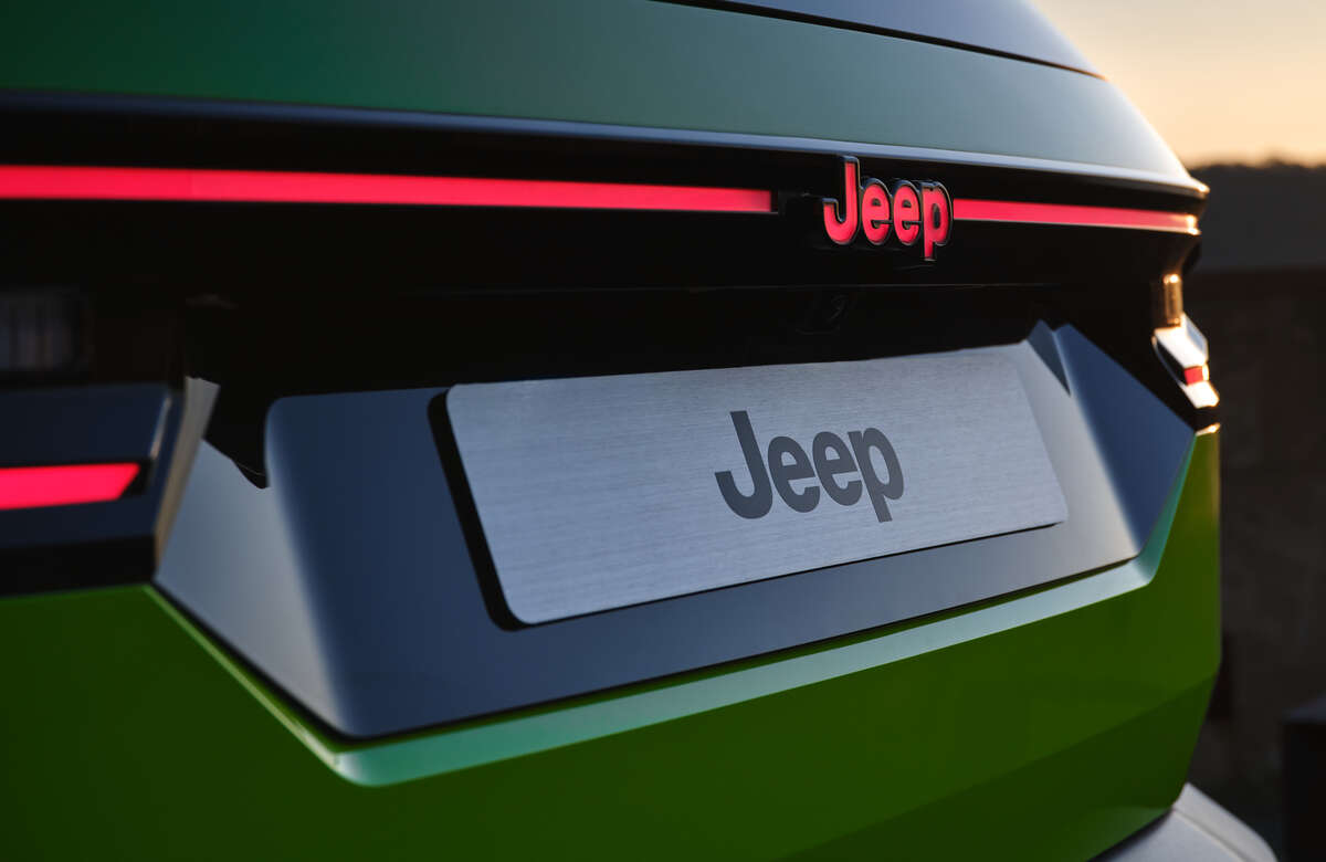 "Jeep Compass 2025 en extérieur, SUV moderne alliant technologie de pointe, confort premium et motorisation électrique/hybride pour une conduite dynamique et écologique. drome ardehce rhone alpe isère range rover suv de luxe electrique 2025 26000 07000 38120