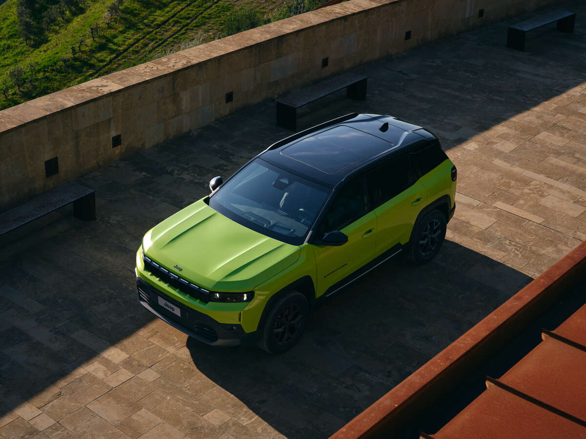 "Jeep Compass 2025 en extérieur, SUV moderne alliant technologie de pointe, confort premium et motorisation électrique/hybride pour une conduite dynamique et écologique. suv de luxe haut de gamme innovant 2025 jeep valence drome rhone alpe romans sur isère, ardeche privas 07000 saint marcellin 38120