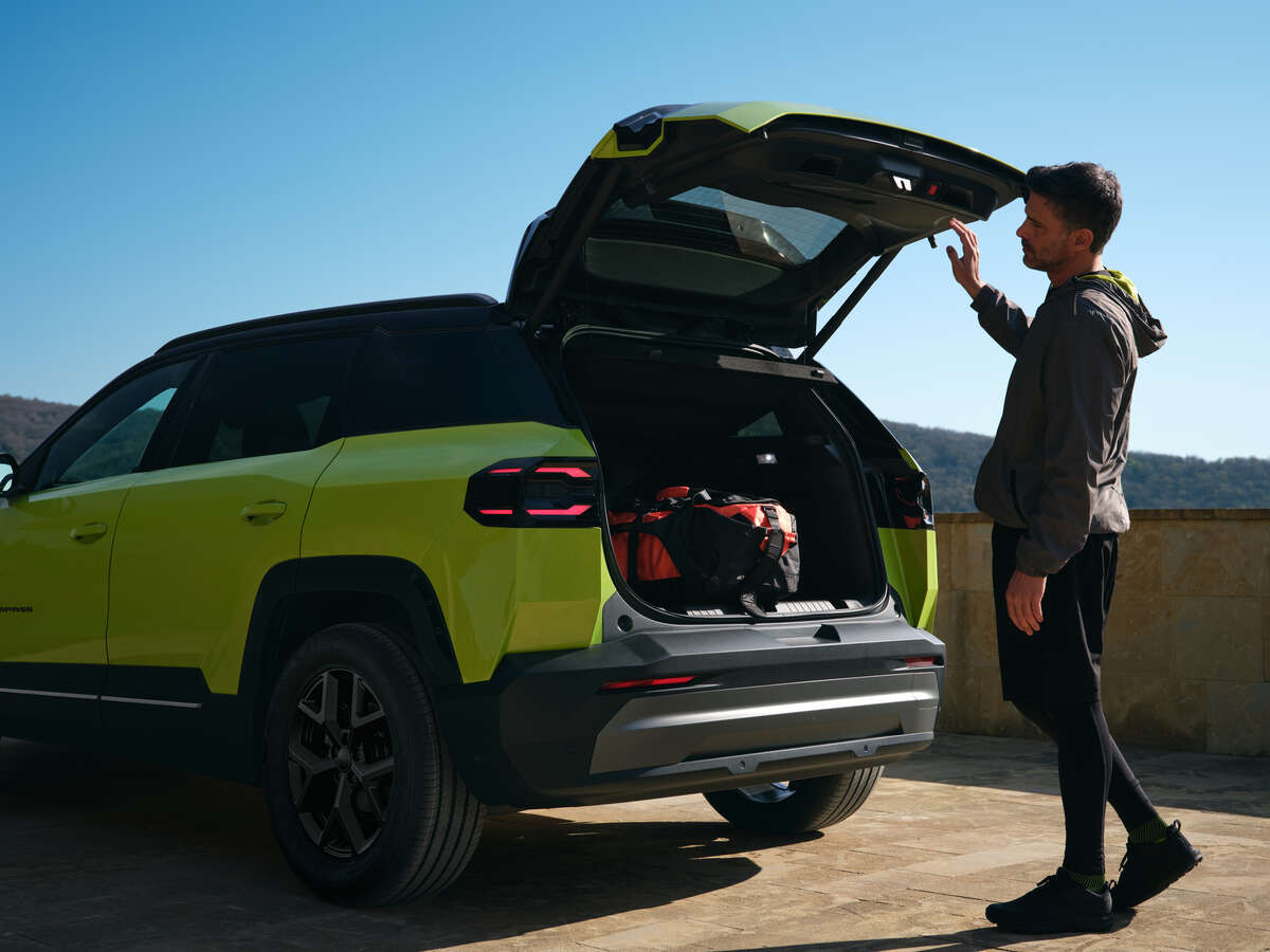 "Vue du Jeep Compass 2025, SUV électrique et hybride rechargeable, combinant design raffiné, autonomie longue distance et capacités tout-terrain exceptionnelles."







jeep valence drome rhone alpes 26000 suv innovant 2025 haut de gamme, compass 2025 ardeche 07000 38120