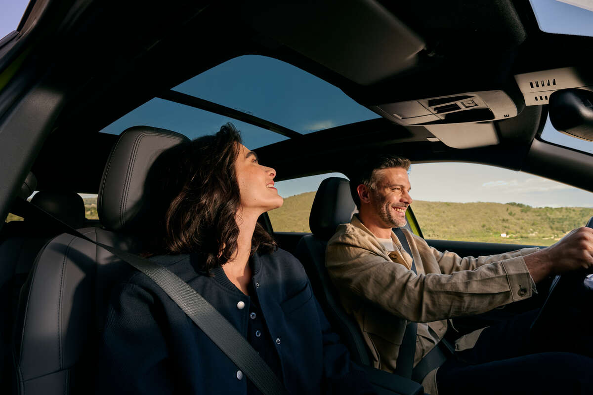 La finition First Edition du Jeep Compass 2025 se distingue par son équipement haut de gamme et ses technologies avancées. Elle offre des éléments exclusifs tels que des sièges en cuir, un système multimédia Uconnect® 5 avec écran de 10,1 pouces, la connexion sans fil Apple CarPlay et Android Auto, ainsi que des jantes en alliage spécifiques. En termes de sécurité, la finition First Edition comprend des équipements comme la régulation adaptative de la vitesse, l'assistance au maintien de voie et des phares Matrix LED pour une conduite encore plus sécurisée. Ce modèle allie confort, design premium et performances optimales pour une expérience de conduite exceptionnelle.







drome valence rhone alpe jeep compass ardeche 07000 26000  suv innovation 2025