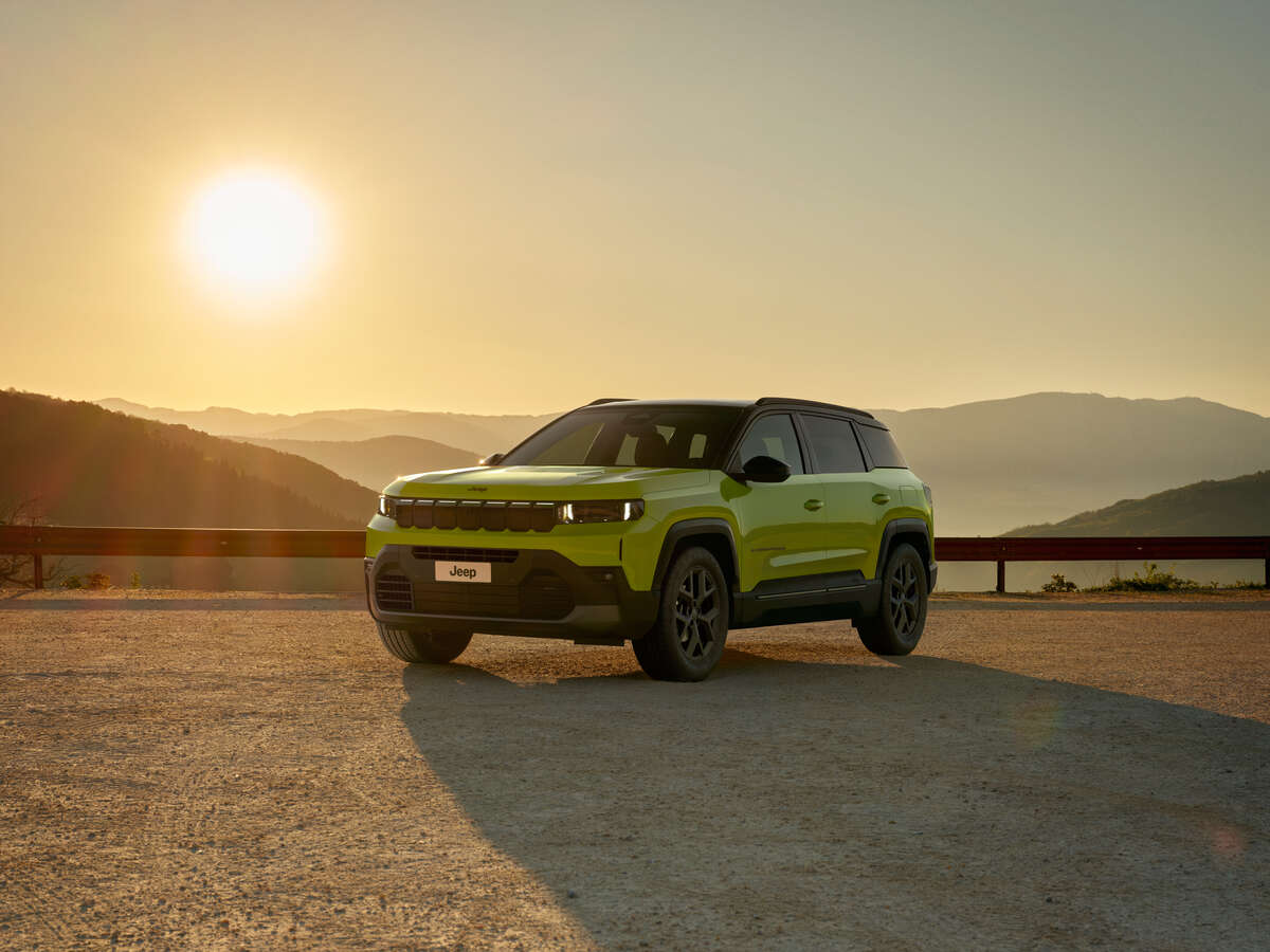 Jeep Compass 2025 vue extérieure, SUV compact et moderne avec design distinctif, performance tout-terrain, et technologies avancées pour une conduite électrique ou hybride rechargeable.