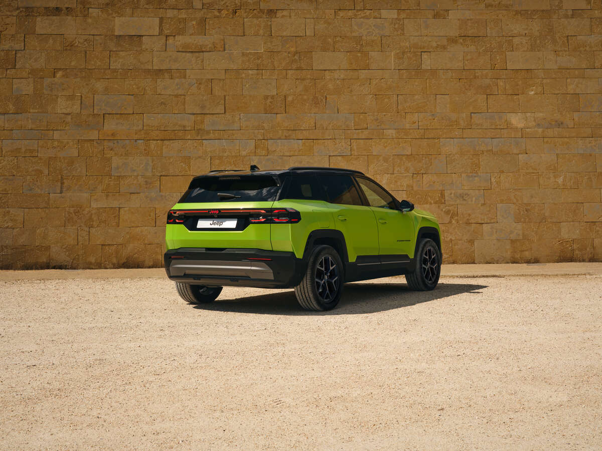 Jeep Compass 2025 First Edition, SUV haut de gamme avec sièges en cuir, système multimédia Uconnect® 5, connectivité sans fil Apple CarPlay et Android Auto, et équipements de sécurité avancés. drome valence ardeche 26000 07000 38120