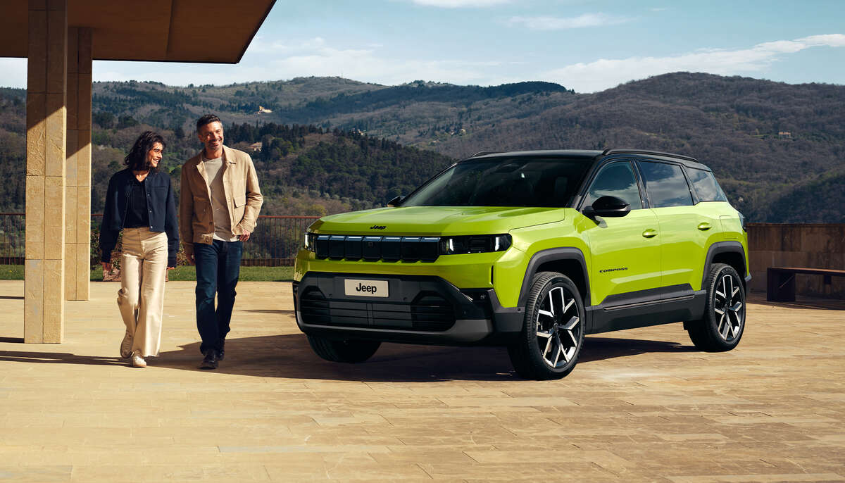 "Jeep Compass 2025 vue extérieure, SUV compact et moderne avec design distinctif, performance tout-terrain, et technologies avancées pour une conduite électrique ou hybride rechargeable."







drome ardeche valenc romans privas véjicule electrique hybride rechargeable 2025 suv compact 4x4 haut de gamme 26000 07000 38120