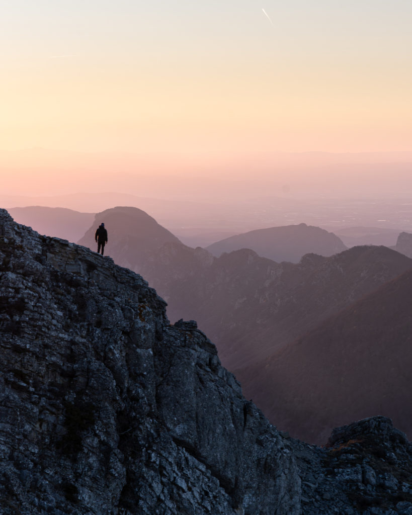 Pour celles et ceux qui aiment sortir des sentiers battus, la randonnée du Grand Delmas est une véritable invitation à l’aventure. Situé au cœur du Vercors méridional, ce sommet emblématique de la Drôme offre un parcours sauvage et préservé, entre forêts, crêtes calcaires et panoramas majestueux. Ici, la nature s’exprime avec force et liberté, dans un décor à la fois minéral et verdoyant, propice à l’évasion. Ce type de randonnée, loin des itinéraires touristiques classiques, est l’occasion de vivre pleinement l’instant présent, de repousser ses limites et de se reconnecter à l’essentiel.