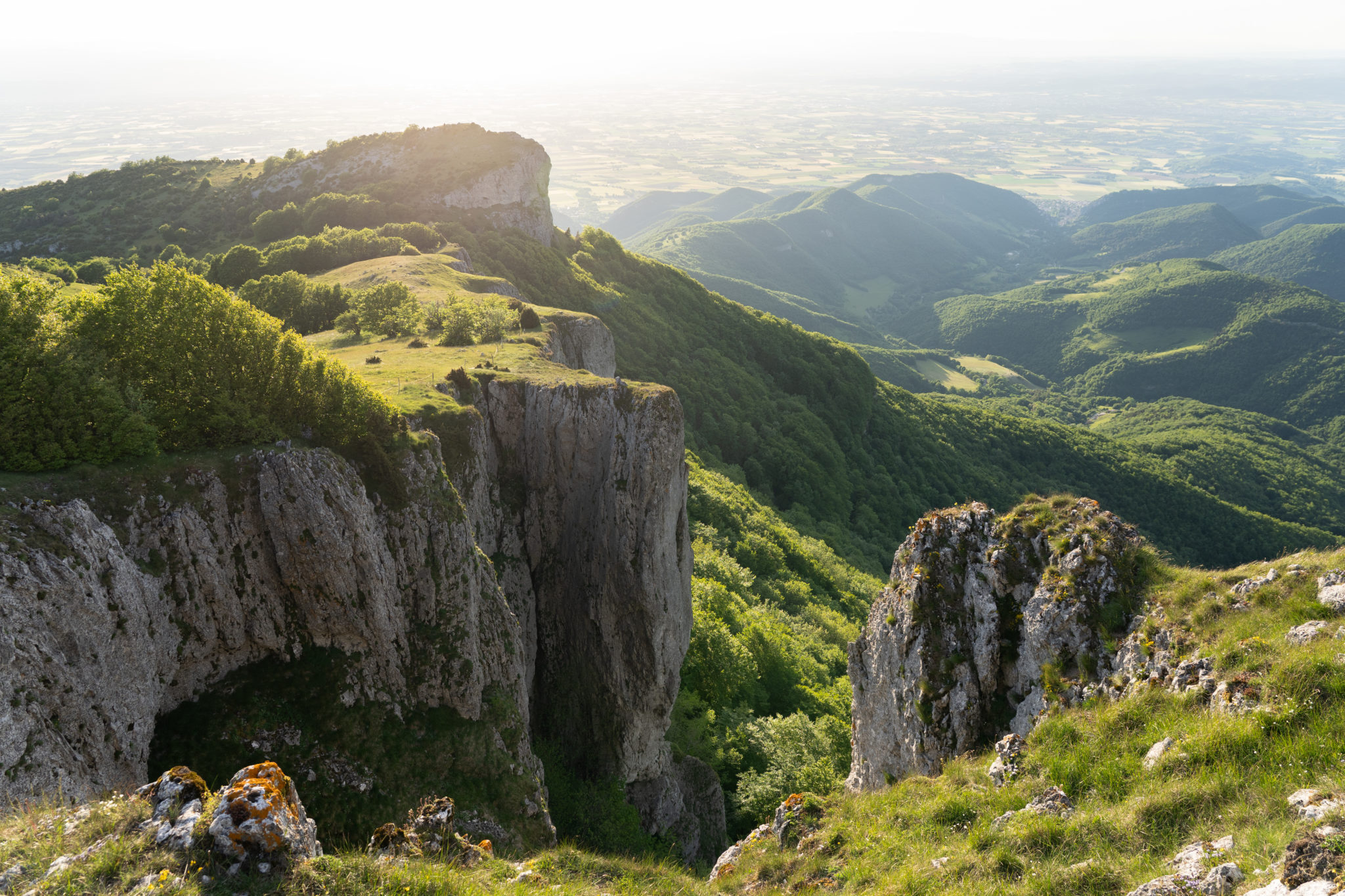 La randonnée de Pierre Chauce par les Baraquands est l’un des plus beaux itinéraires du Vercors drômois. Ce parcours offre une immersion totale dans la nature, entre falaises impressionnantes, alpages d’altitude et flore typique du Vercors méridional. Accessible aux randonneurs réguliers, cette boucle est idéale pour découvrir des paysages sauvages, loin des sentiers touristiques. Départ depuis les hauteurs de la Drôme, vue imprenable garantie !