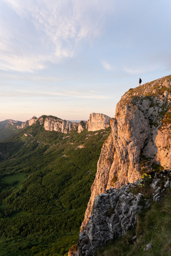 Au cœur de la Drôme sauvage, l’itinéraire de randonnée vers Pierre Chauve par les Barraquands est une parenthèse naturelle hors du temps. Cette balade, confidentielle et authentique, serpente à travers des forêts paisibles, des prairies lumineuses et des paysages de moyenne montagne typiques du Vercors sud. Accessible mais dépaysante, elle constitue une superbe option pour les explorateurs en quête de tranquillité et de beauté simple. C’est une invitation à ralentir, à observer, à écouter… et à respirer profondément l’air pur des hauteurs drômoises.