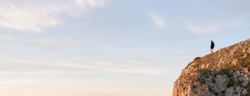 Au cœur de la Drôme sauvage, l’itinéraire de randonnée vers Pierre Chauve par les Barraquands est une parenthèse naturelle hors du temps. Cette balade, confidentielle et authentique, serpente à travers des forêts paisibles, des prairies lumineuses et des paysages de moyenne montagne typiques du Vercors sud. Accessible mais dépaysante, elle constitue une superbe option pour les explorateurs en quête de tranquillité et de beauté simple. C’est une invitation à ralentir, à observer, à écouter… et à respirer profondément l’air pur des hauteurs drômoises.